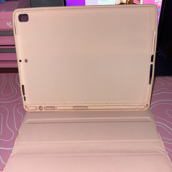Light Pink 9th Generation iPad Case - Picture 1 of 6